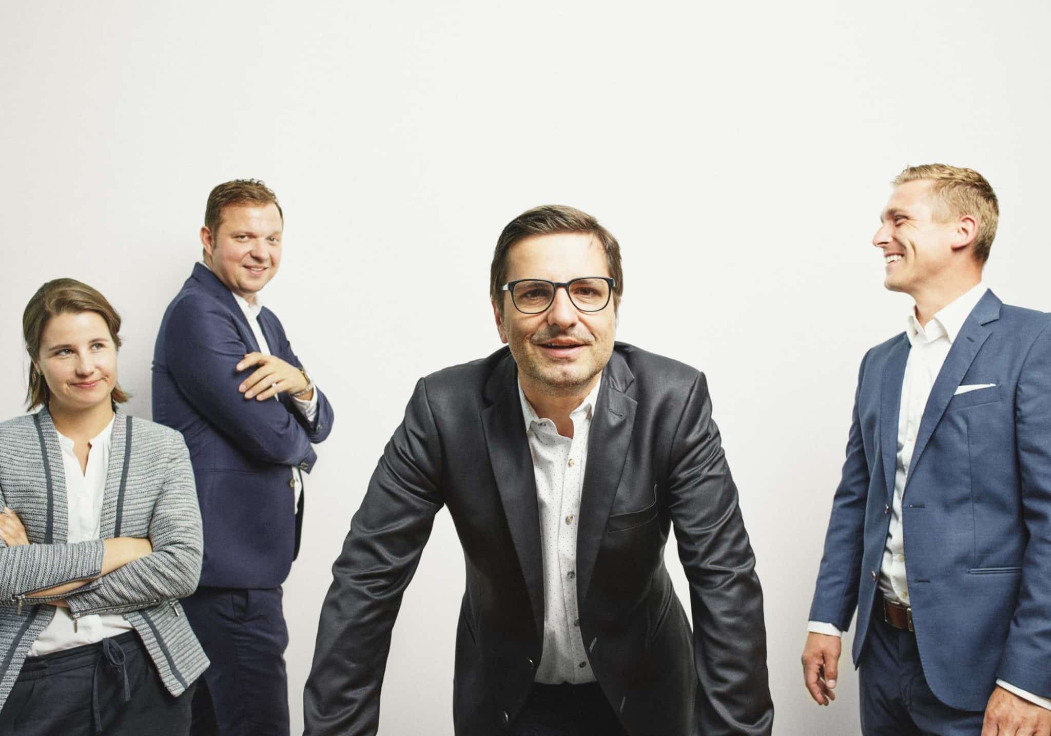 Redaktion des Wirtschafts-Magazin Netzwerk Südbaden, Fotografiert vor weißen Hintergrund.