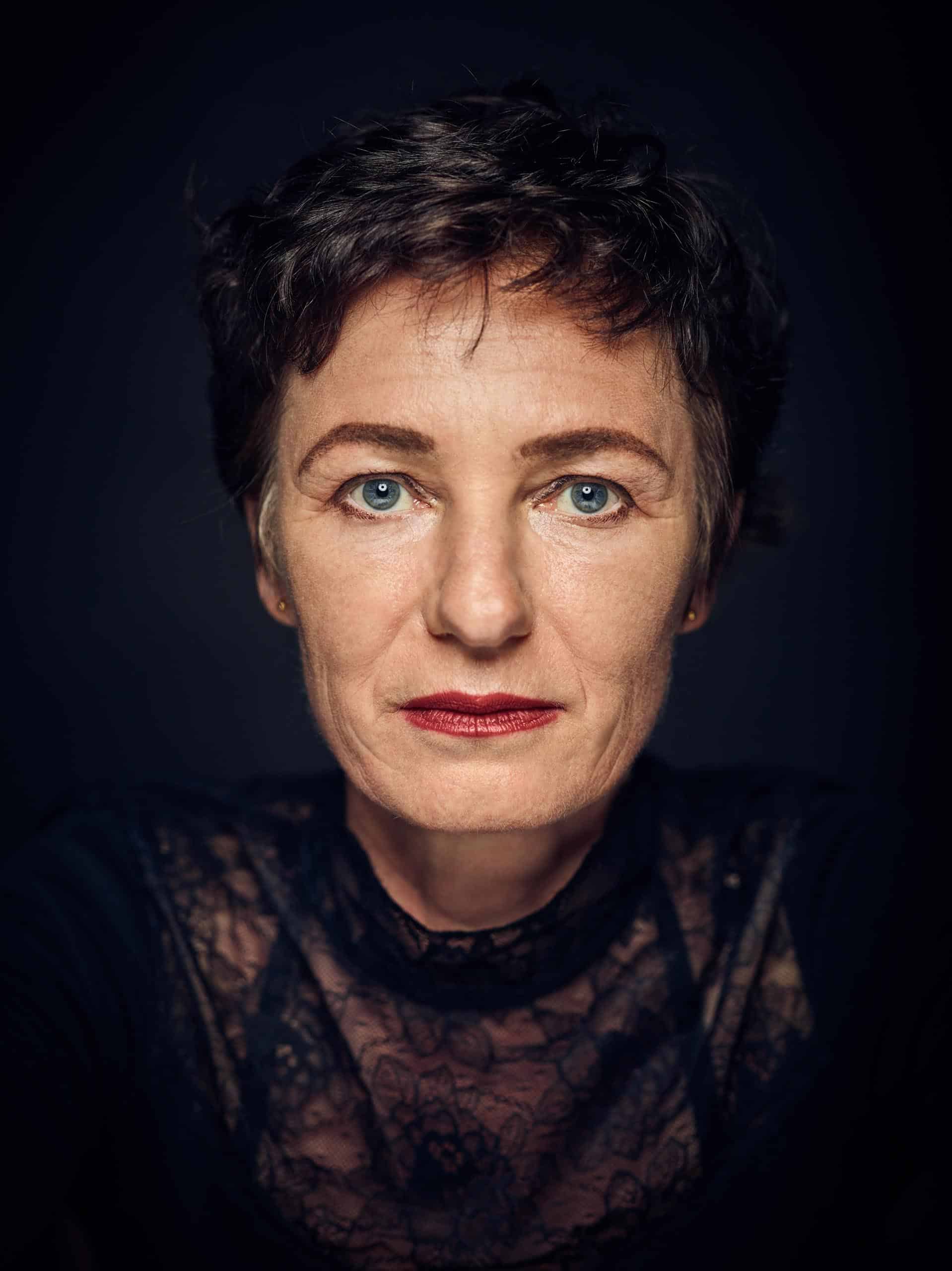 Studioportrait, Close-Up, mit der Schauspielerin Elisabeth Kopp für das Theater Freiburg