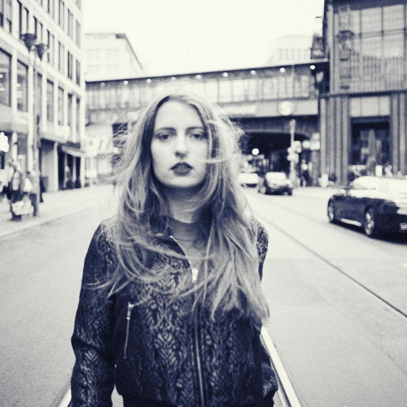 Sängerin Taja aufgenommen auf einer Strasse in Berlin. Schwarzweiß-Aufnahme mit ordentlich unscharfe und Sex