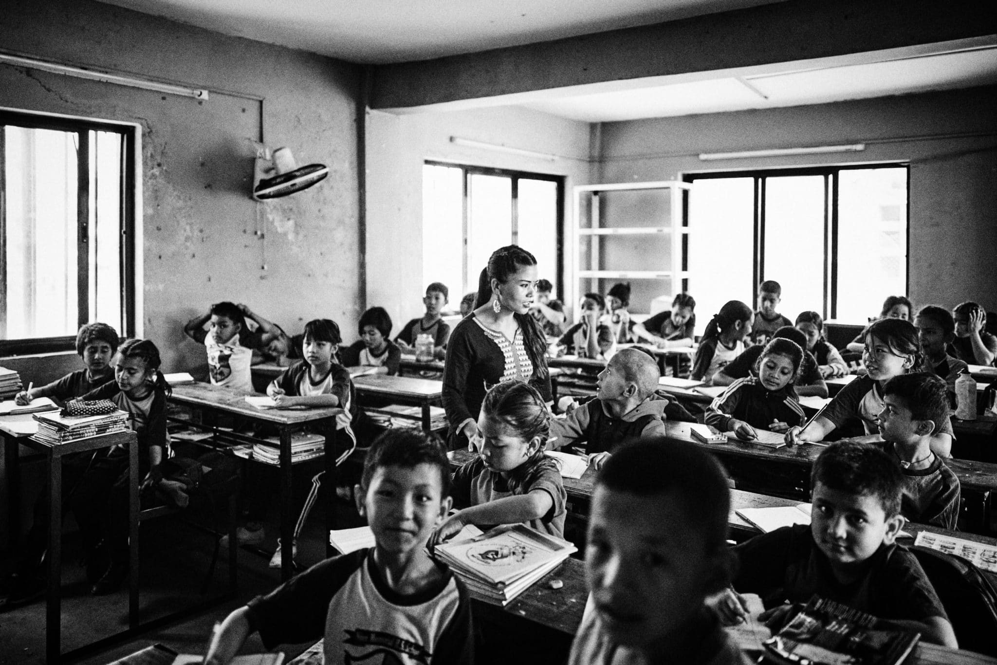 Klassenzimmer in Kathmandu mit Strassenkindern