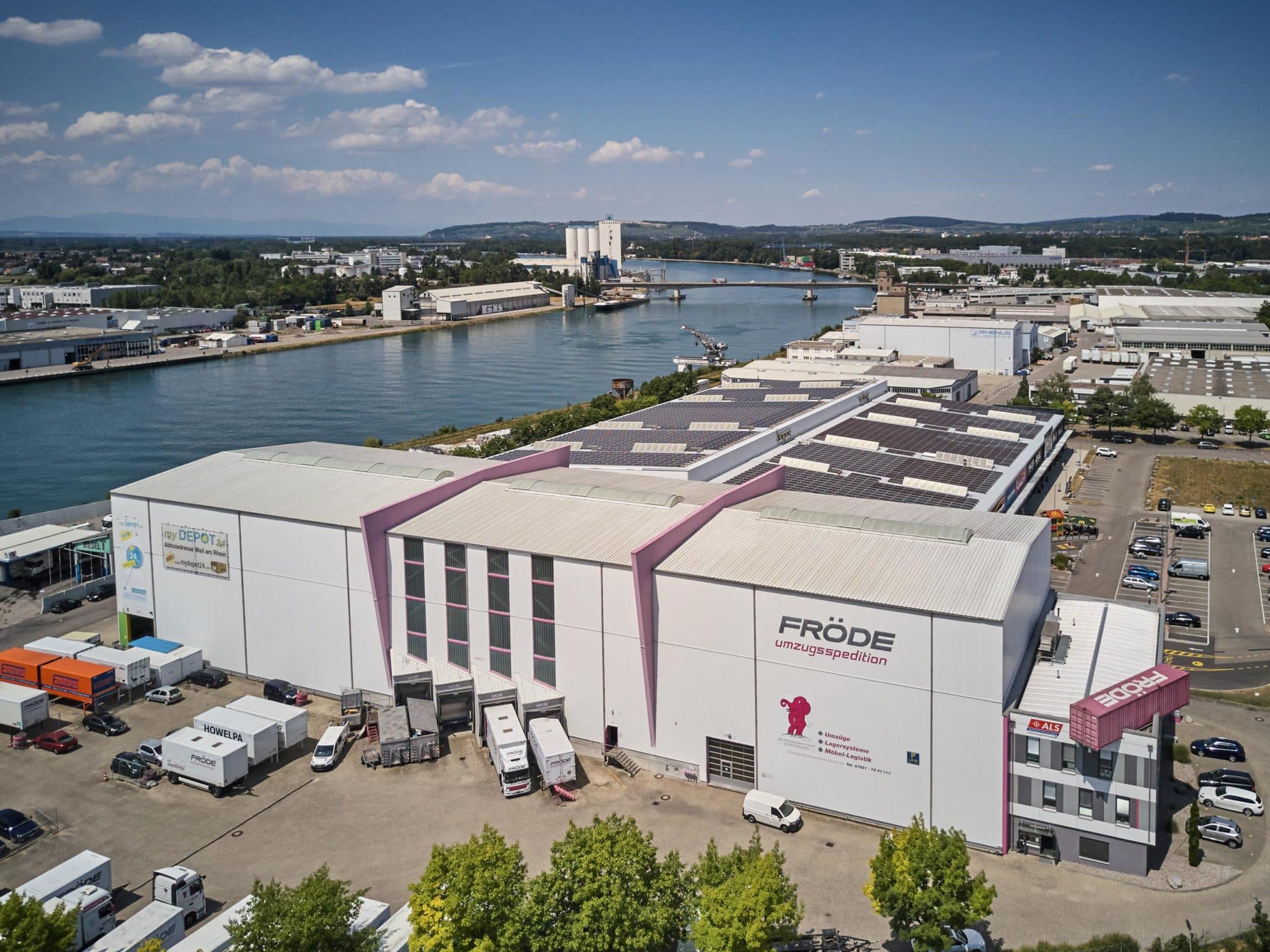Drohnenaufnahme des Firmengebäudes der Firma Fröde Logistics in Weil am Rhein.