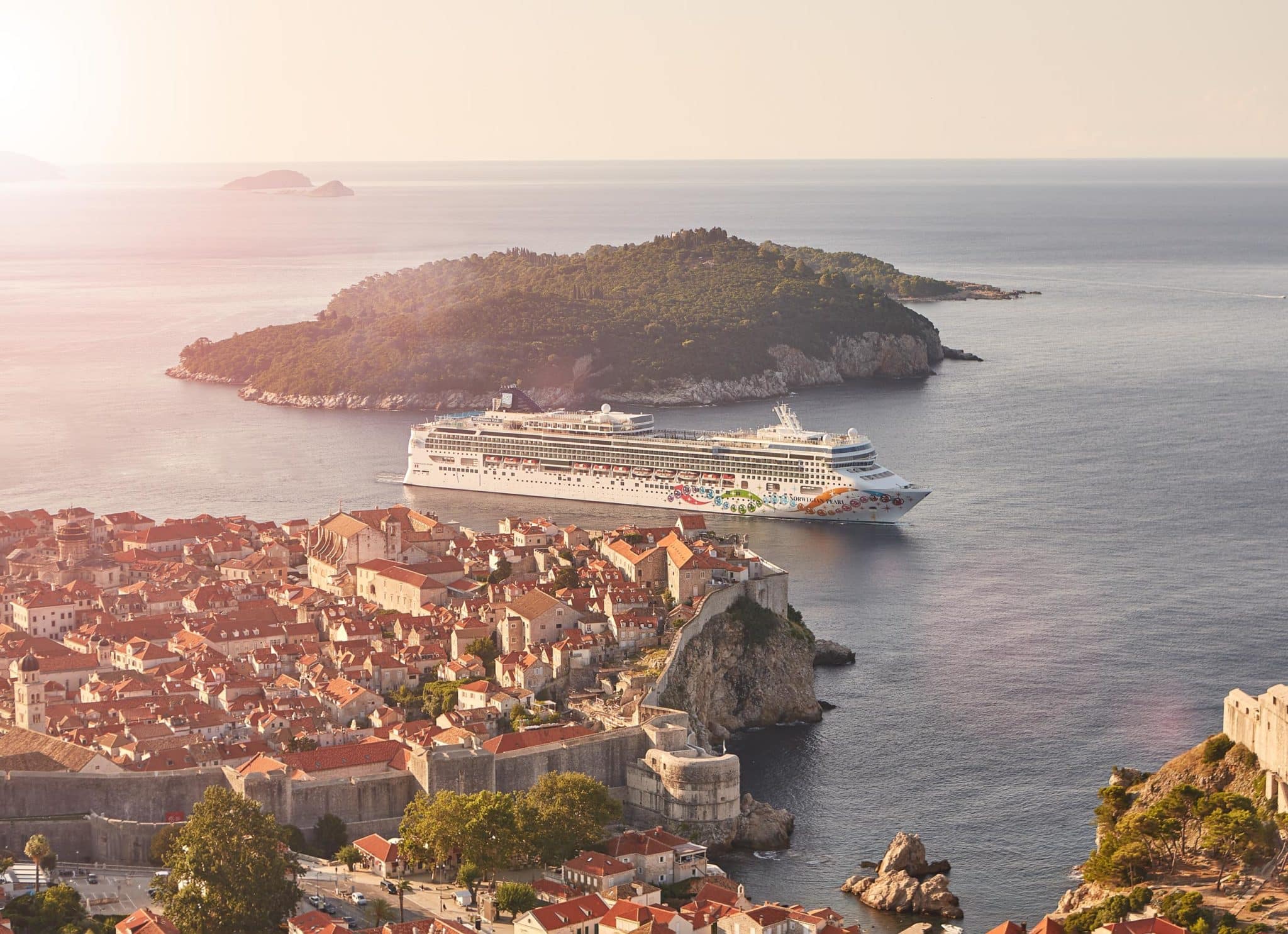 Kreuzfahrtschiff direkt in der Meerenge bei Dubrovnik. Fotografiert mit einer Leica Q vom Hubschrauber aus.