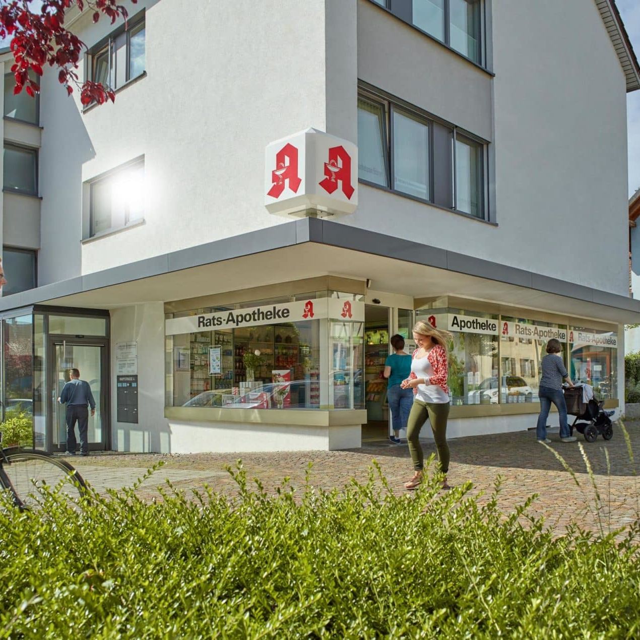 Aussenaufnahme der Rats-Apotheke in Bötzingen mit mehreren Passanten im Bild.