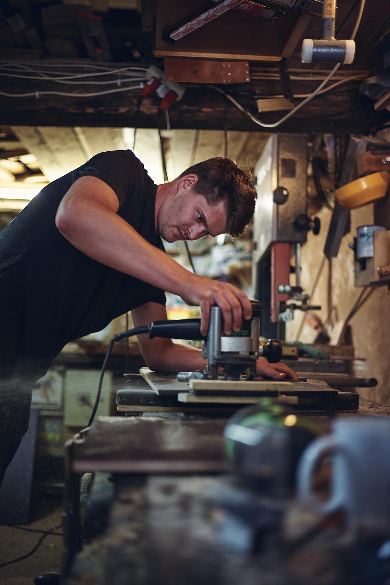 Felix Kummer in der Werkstatt beim arbeiten mit der Oberfräse.