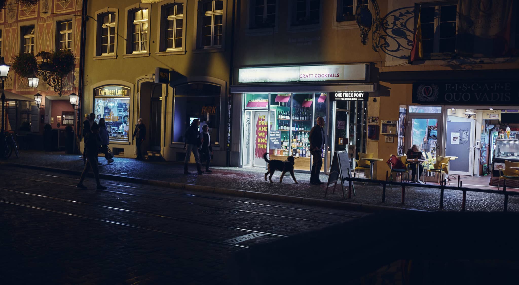Aussenaufnahme bei nacht vom One Trick Pony in Freiburg.