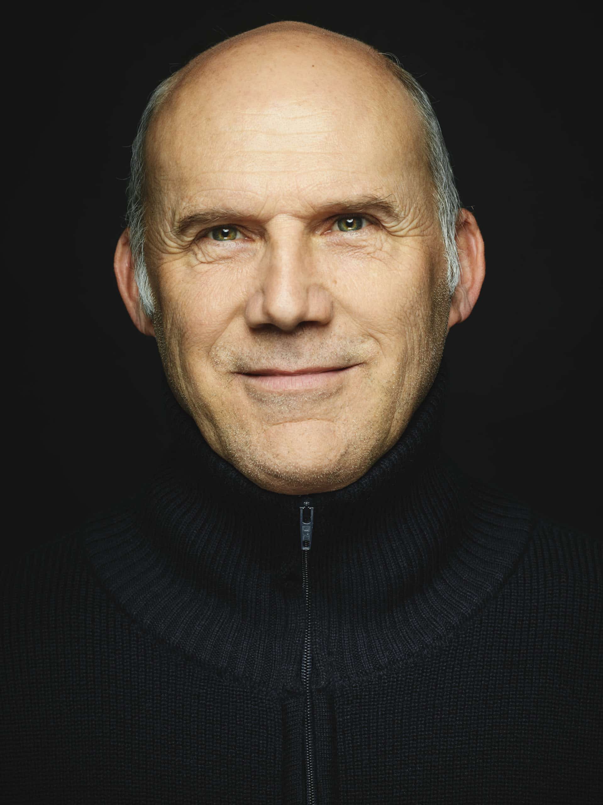 Closeup Portrait mit dem Winzer Andreas Dilger im Studio mit schwarzen Hintergrund. Geschossen mit einer Phase One im Mittelformat.