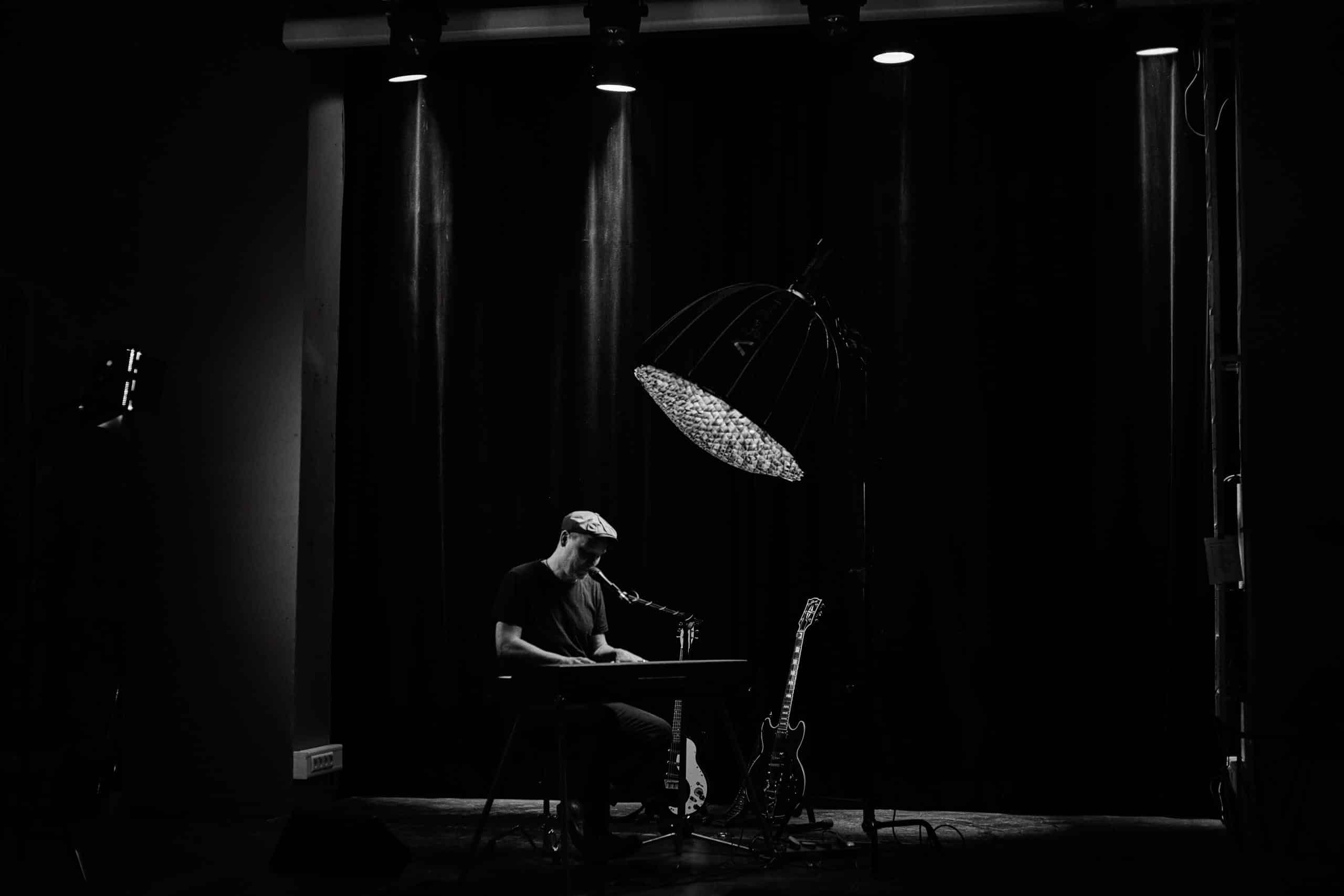 Sascha Bendiks am Klavier in der Wodanhalle Freiburg. Schwarzweißaufnahme mit fantastischen Licht und einem Leica 35mm Summilux.