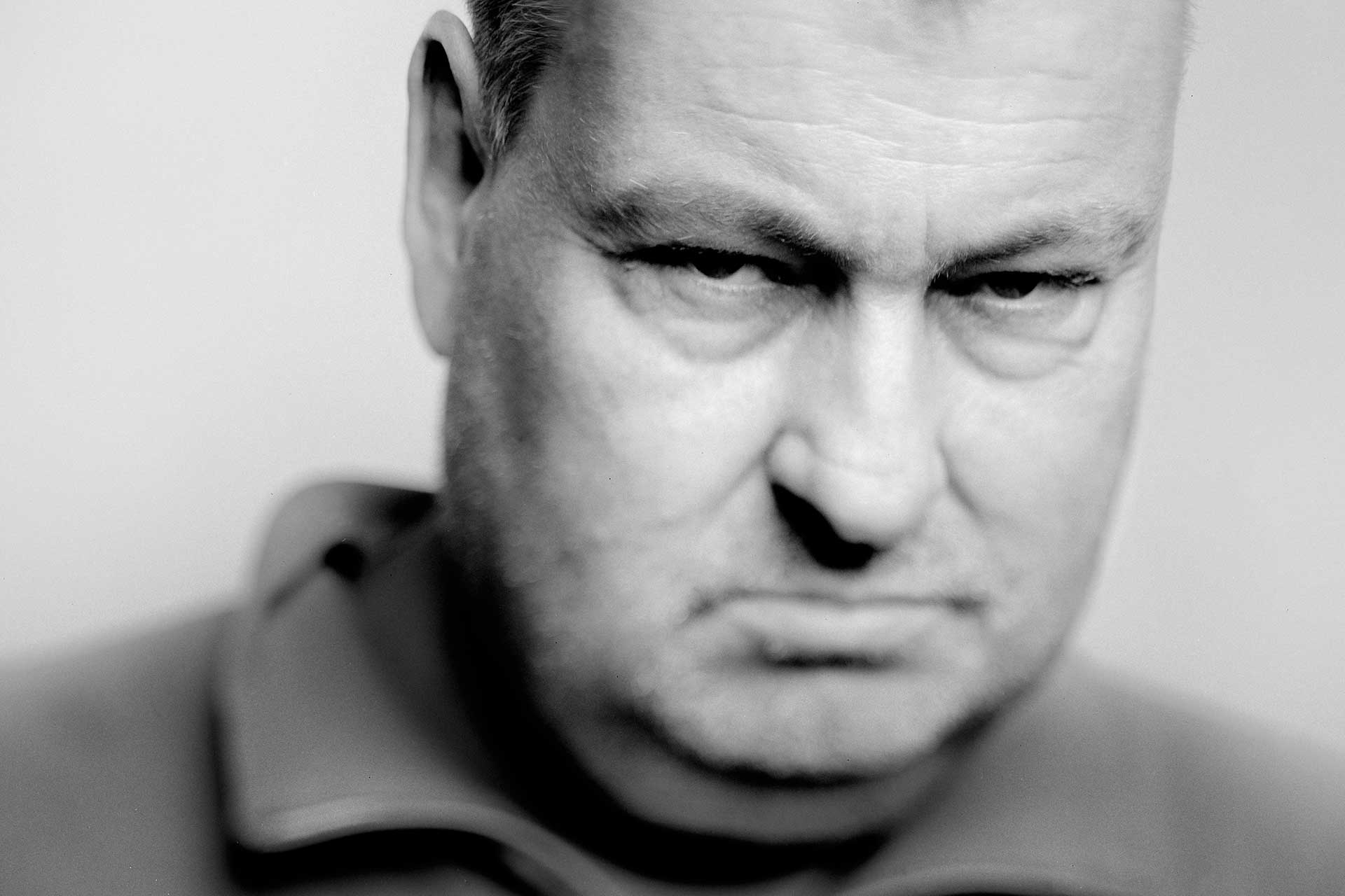 Man im Studio 4x5 porträtiert