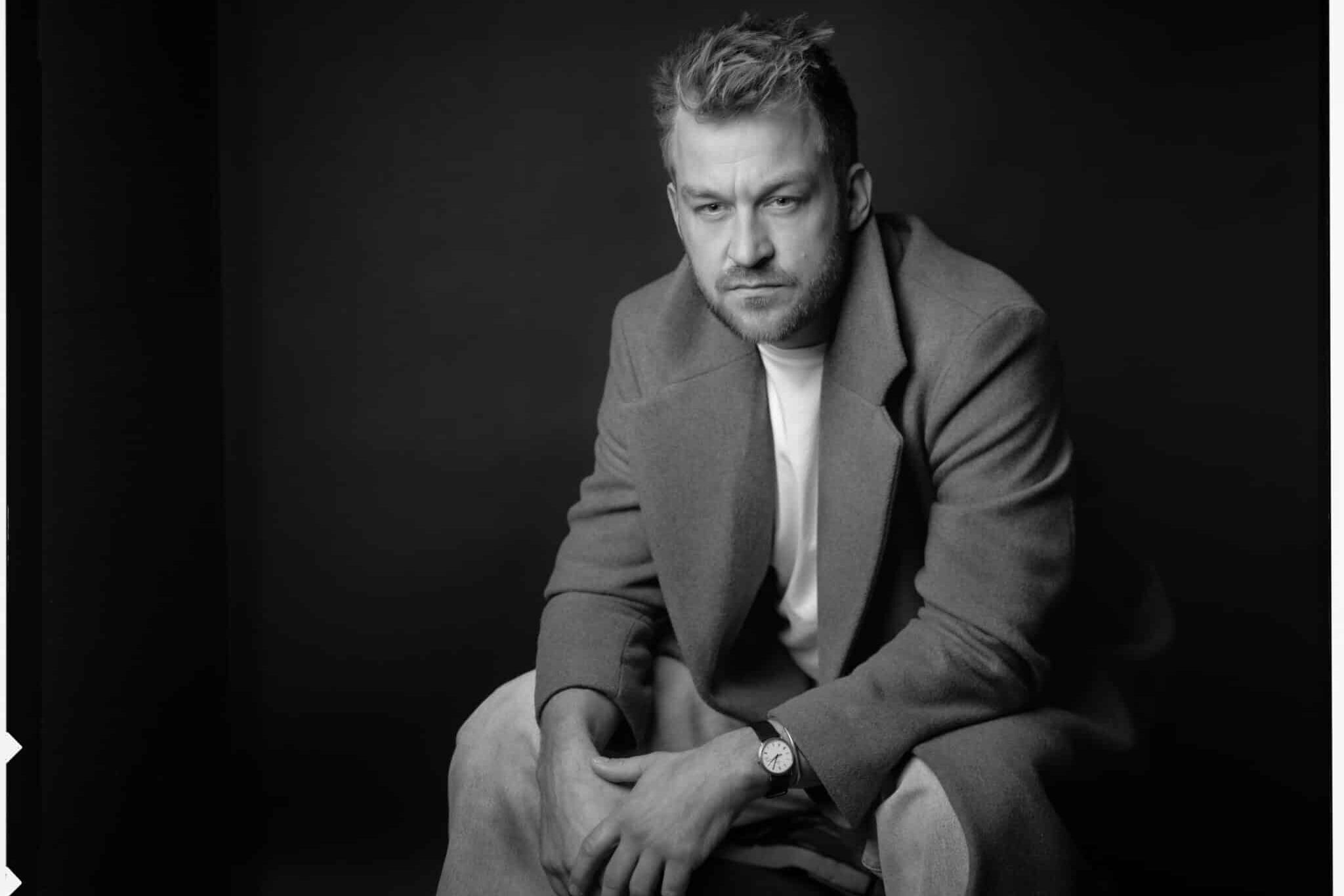 Schwarzweiß-Portrait des Berliner Fotografen Felix Vollmann im Studio, aufgenommen auf 4×5 Großformatfilm